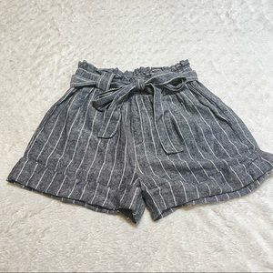 5/25🦋 New Look White and Gray Striped Cuffed Shorts with a Bow Tie Belt